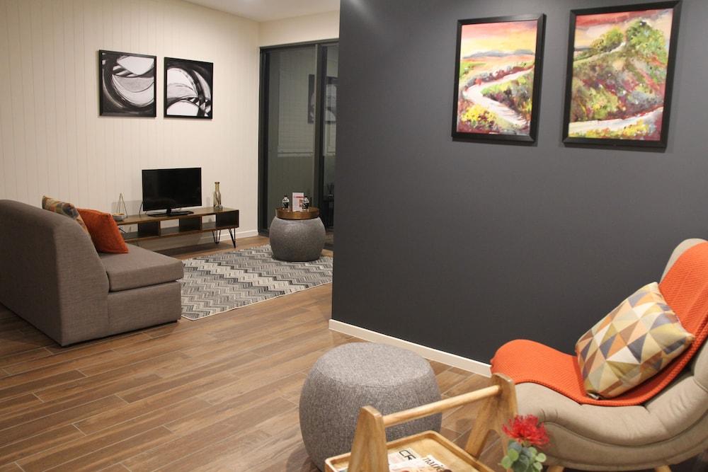 Altitude On Montville Exterior foto A staged living room