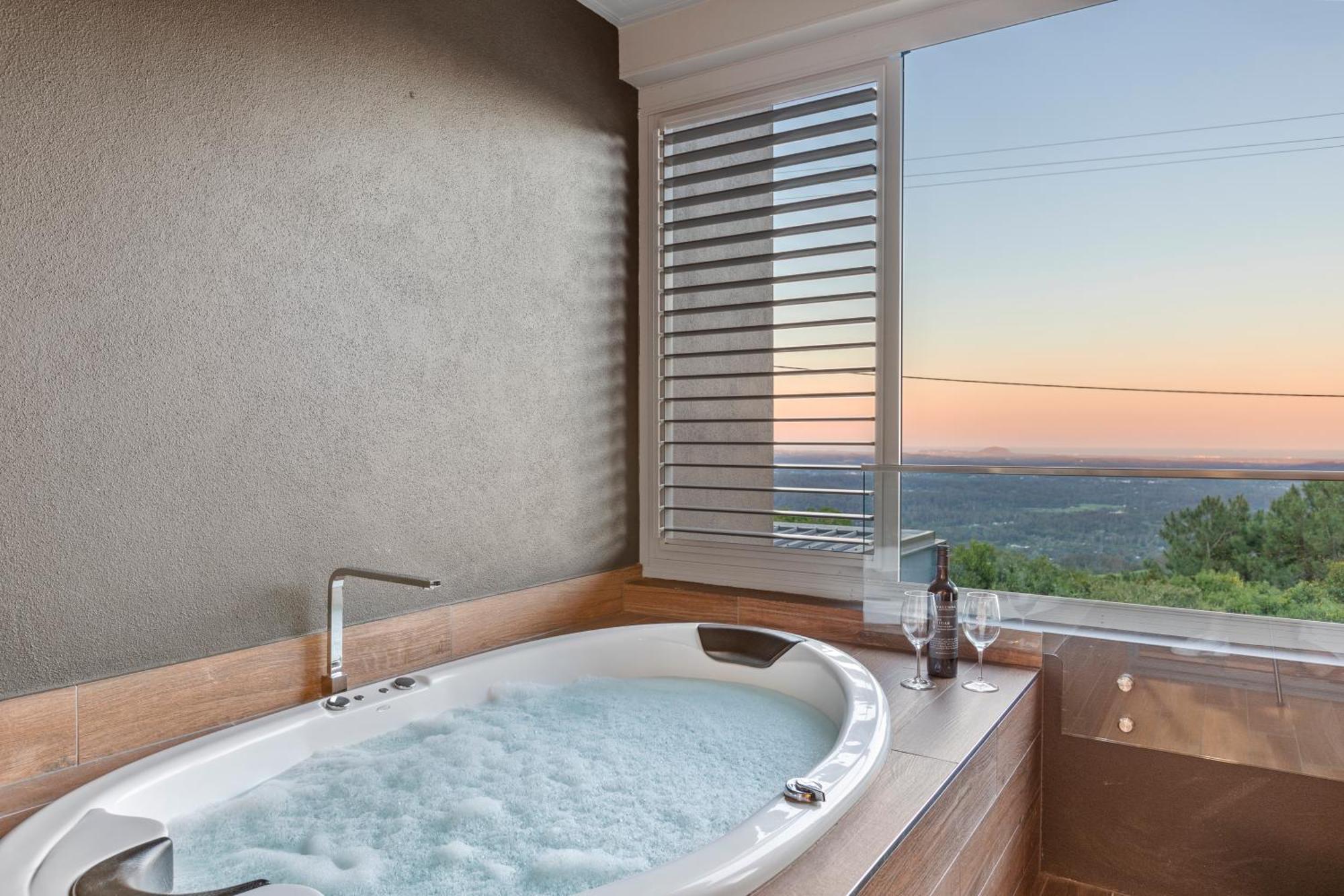 Altitude On Montville Zimmer foto A whirlpool bathtub