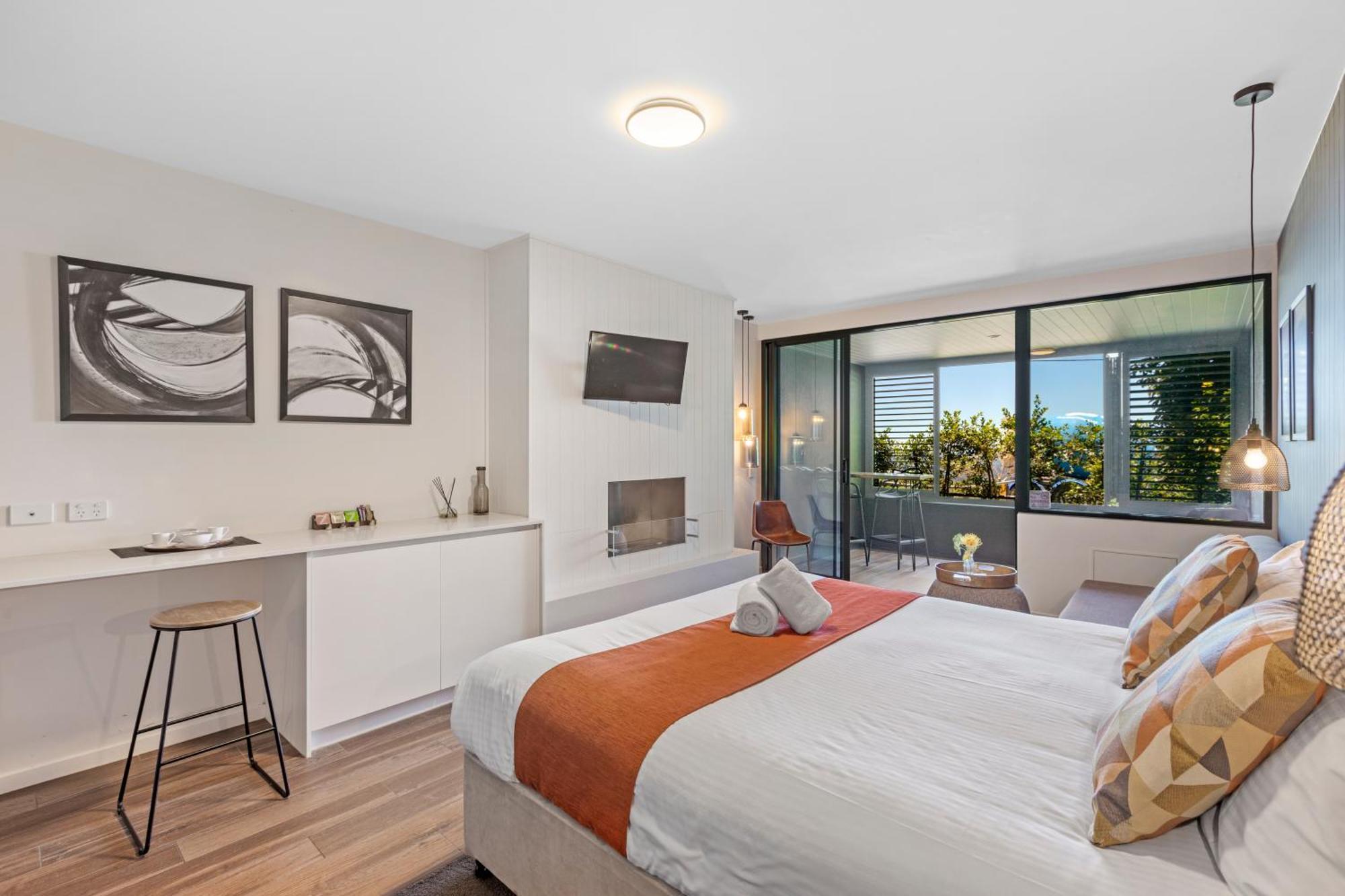 Altitude On Montville Exterior foto A bedroom at the Mantra on Lake