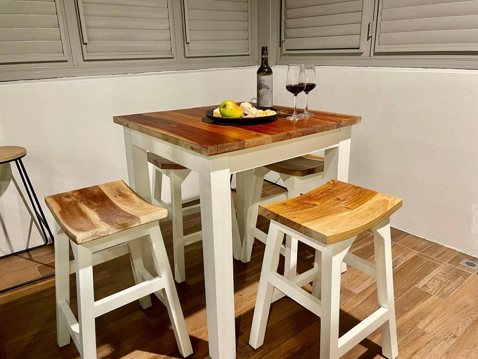 Altitude On Montville Zimmer foto A bar table with bar stools