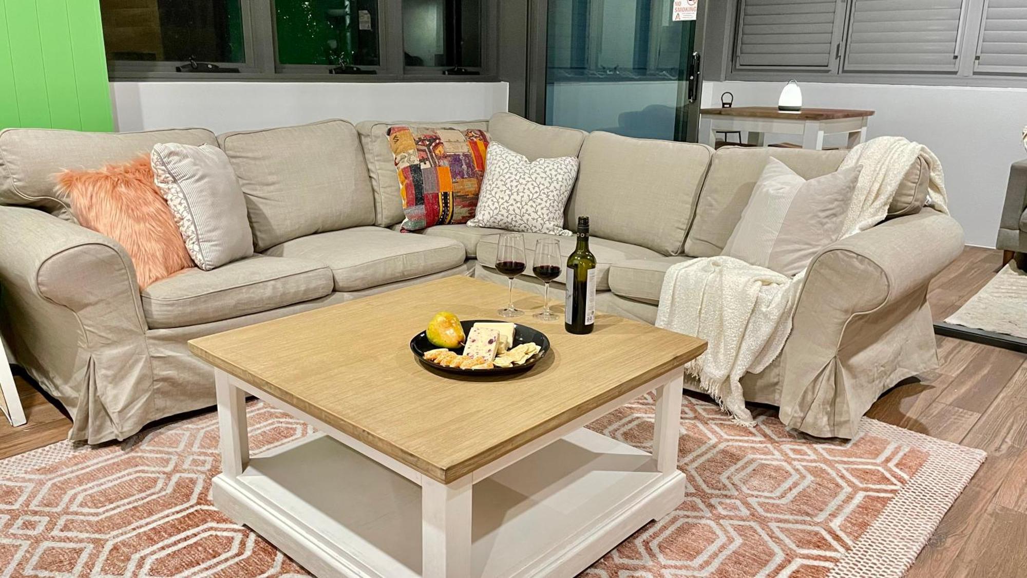 Altitude On Montville Zimmer foto A coffee table in a living room