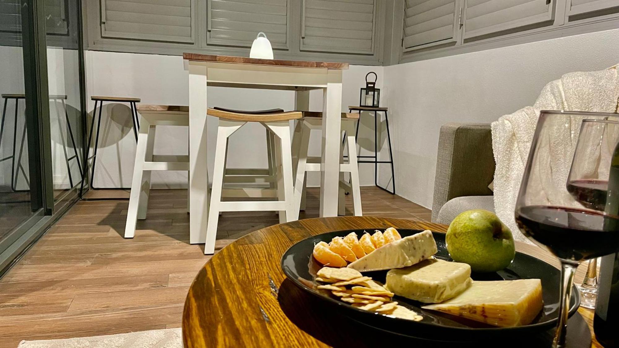 Altitude On Montville Zimmer foto A kitchen with a breakfast bar
