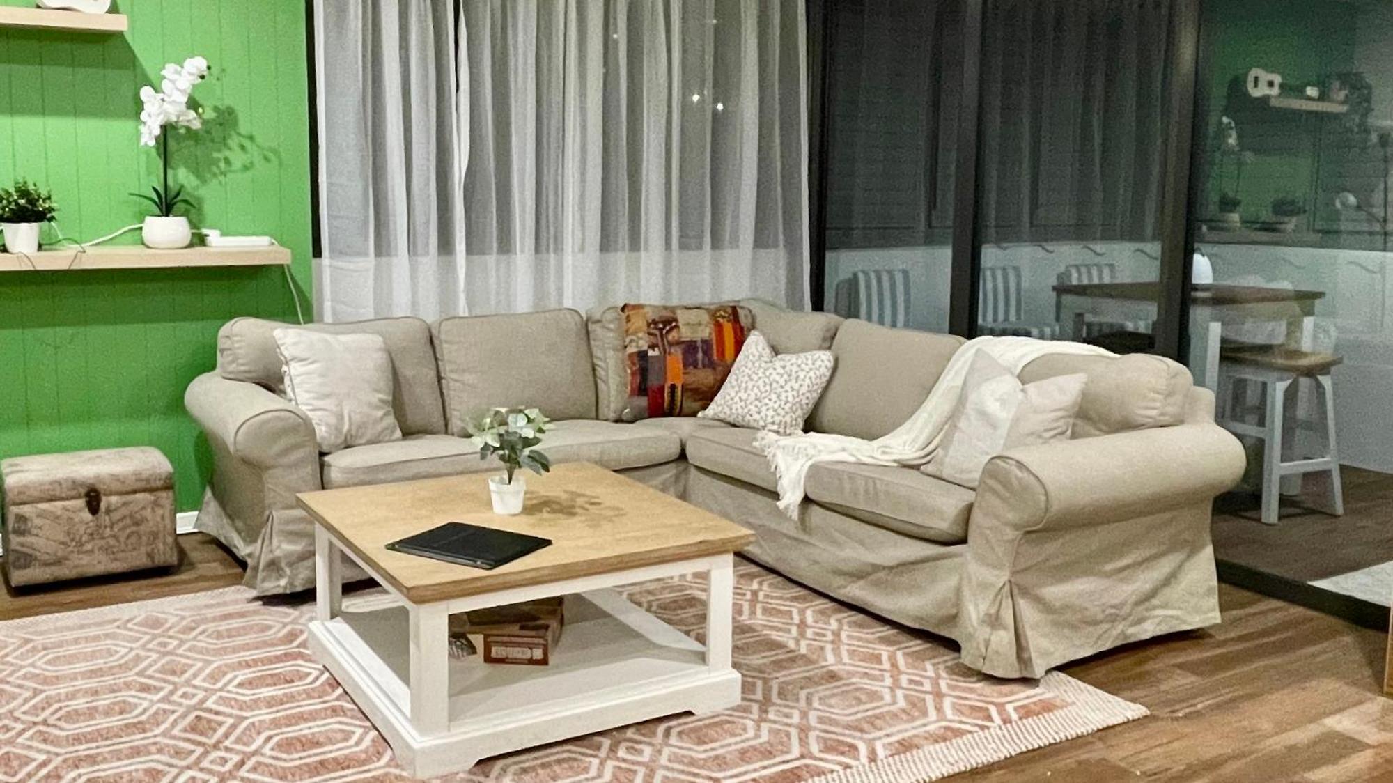 Altitude On Montville Zimmer foto A living room with a sofa and a coffee table