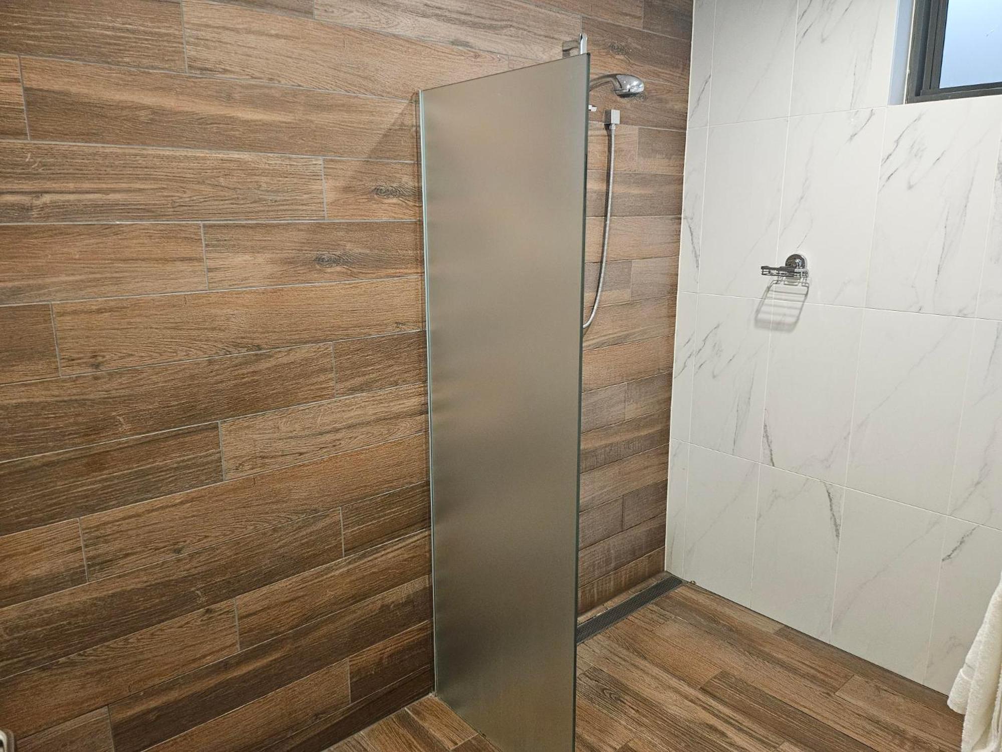 Altitude On Montville Exterior foto A shower with a fixed shower head