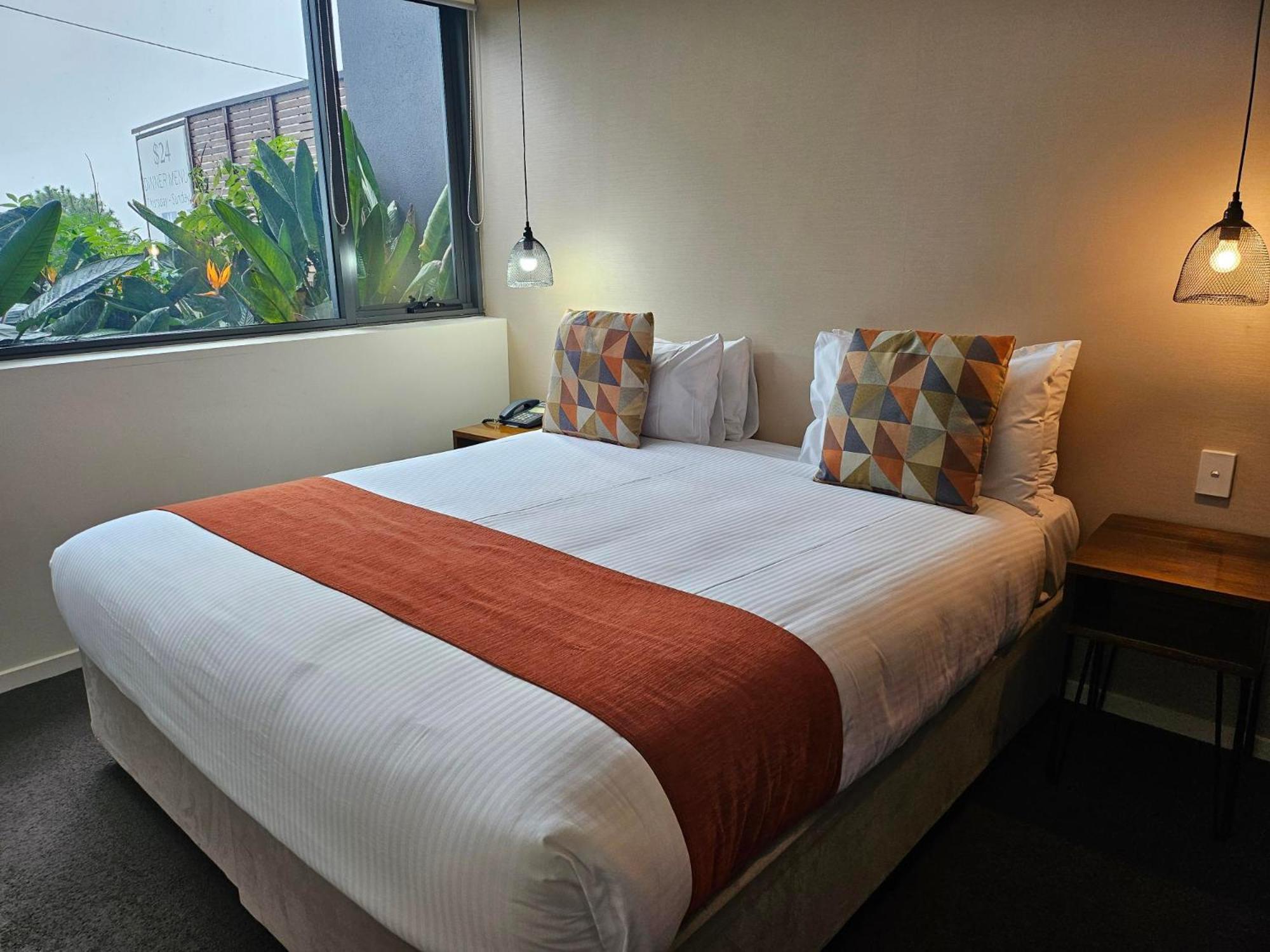 Altitude On Montville Zimmer foto A bed with a bed runner