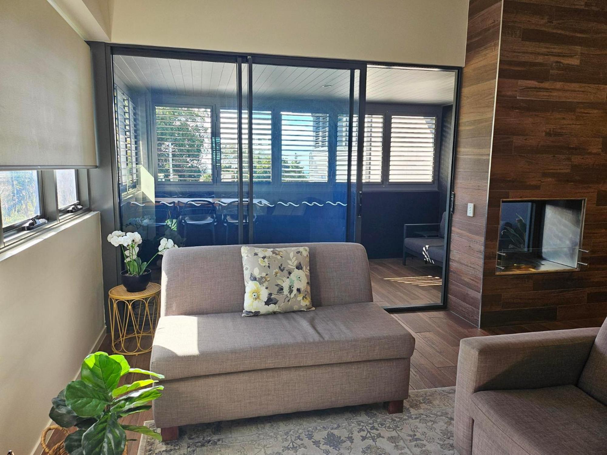 Altitude On Montville Zimmer foto A living room with a sofa
